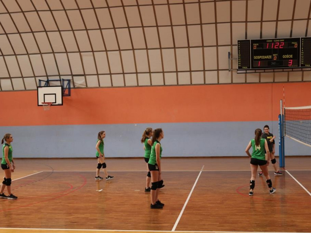 Turniej siatkówki w Komarówce z okazji dnia kobiet