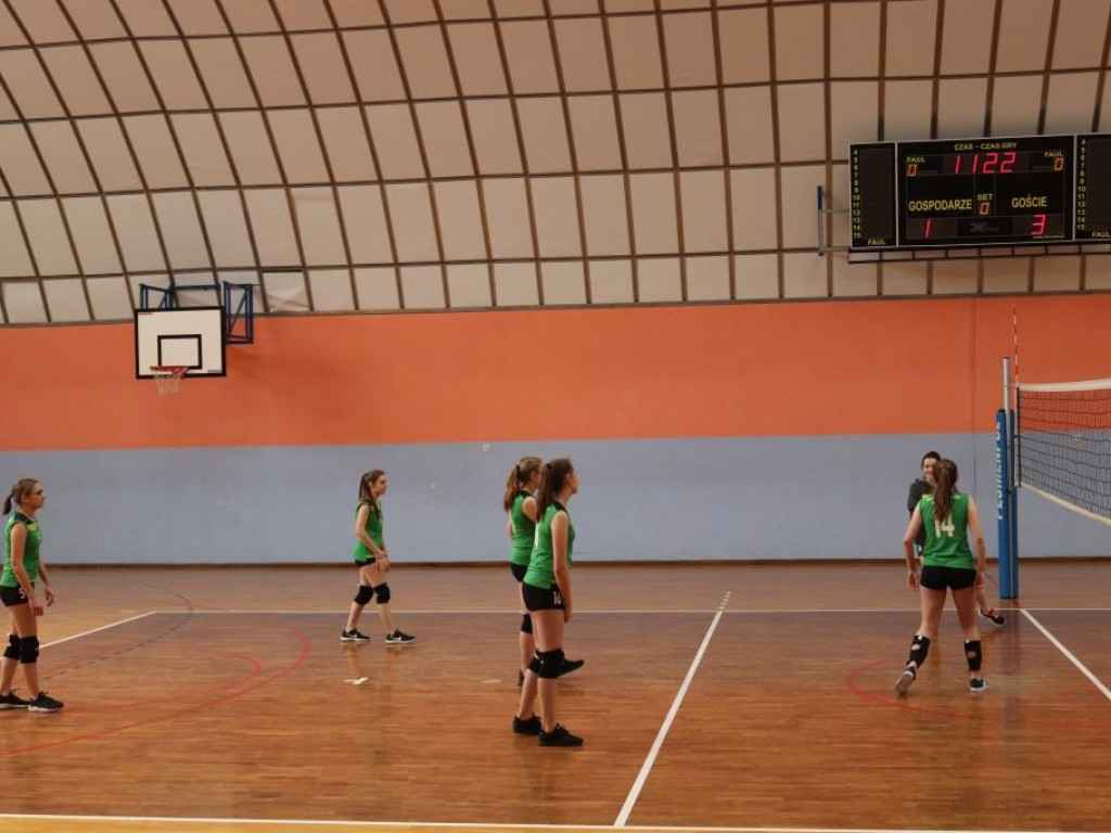 Turniej siatkówki w Komarówce z okazji dnia kobiet