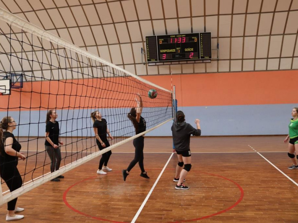 Turniej siatkówki w Komarówce z okazji dnia kobiet