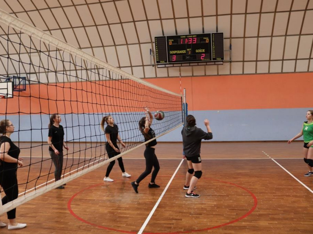 Turniej siatkówki w Komarówce z okazji dnia kobiet