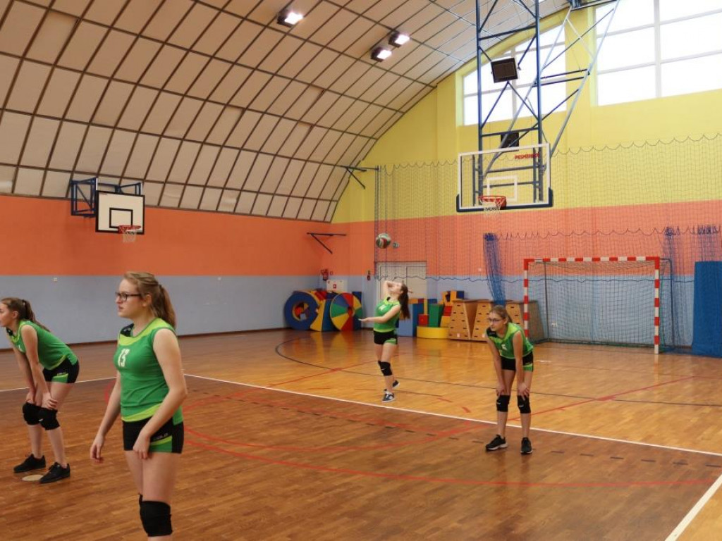 Turniej siatkówki w Komarówce z okazji dnia kobiet