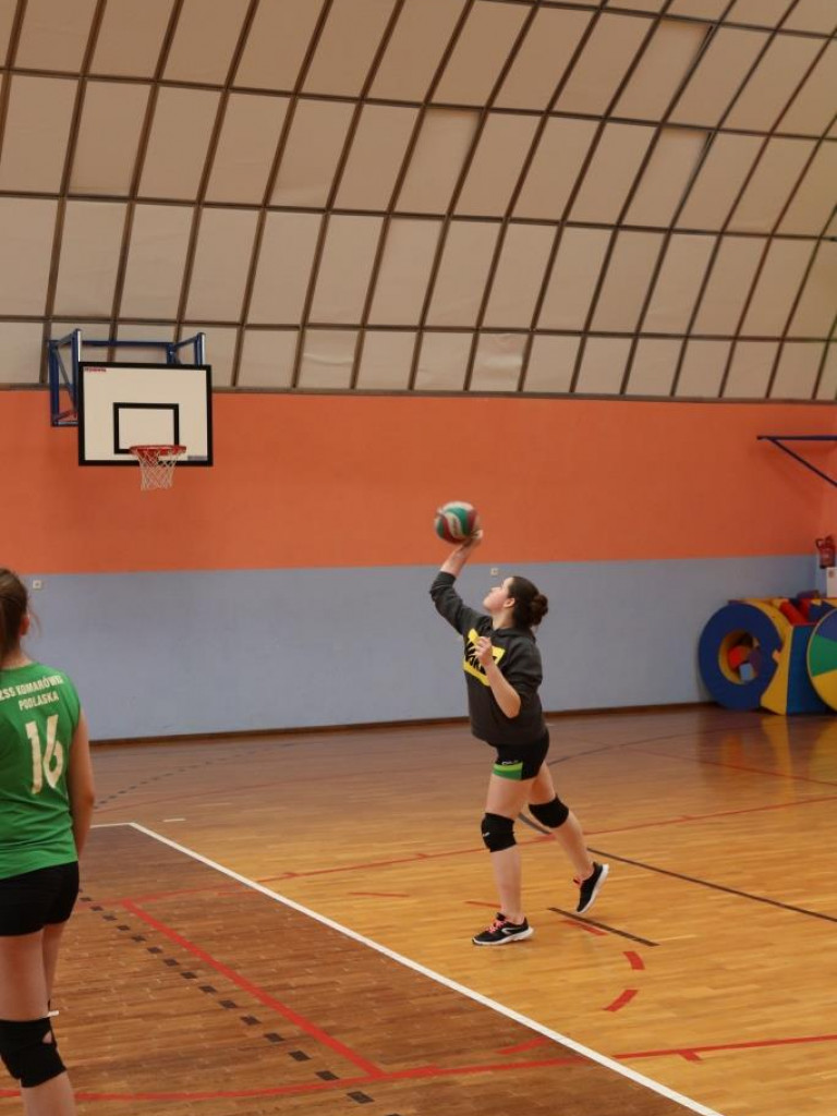Turniej siatkówki w Komarówce z okazji dnia kobiet