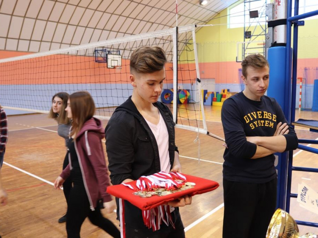 Turniej siatkówki w Komarówce z okazji dnia kobiet