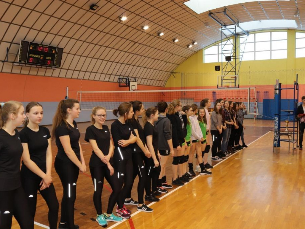 Turniej siatkówki w Komarówce z okazji dnia kobiet