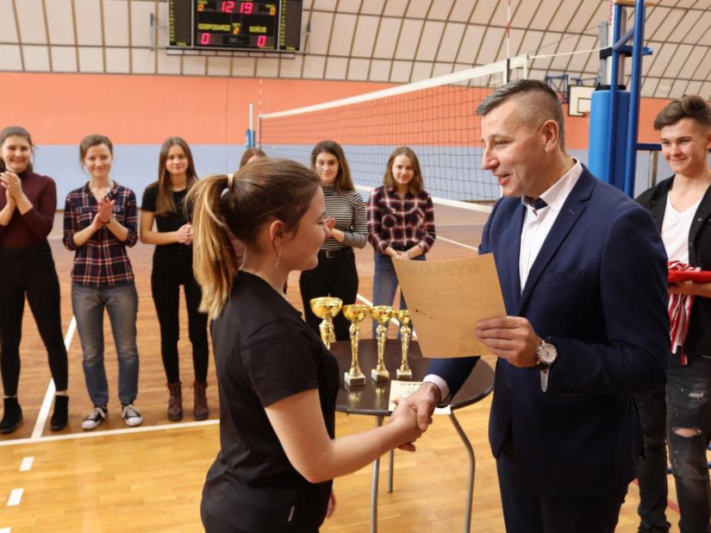 Turniej siatkówki w Komarówce z okazji dnia kobiet
