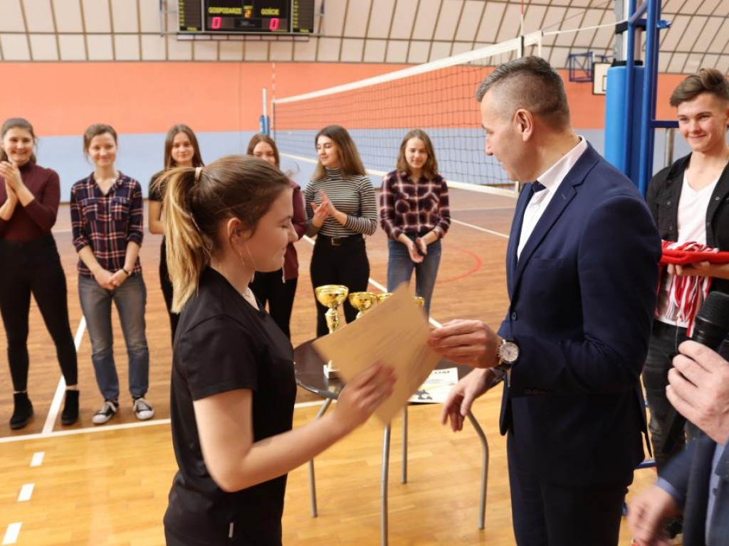 Turniej siatkówki w Komarówce z okazji dnia kobiet