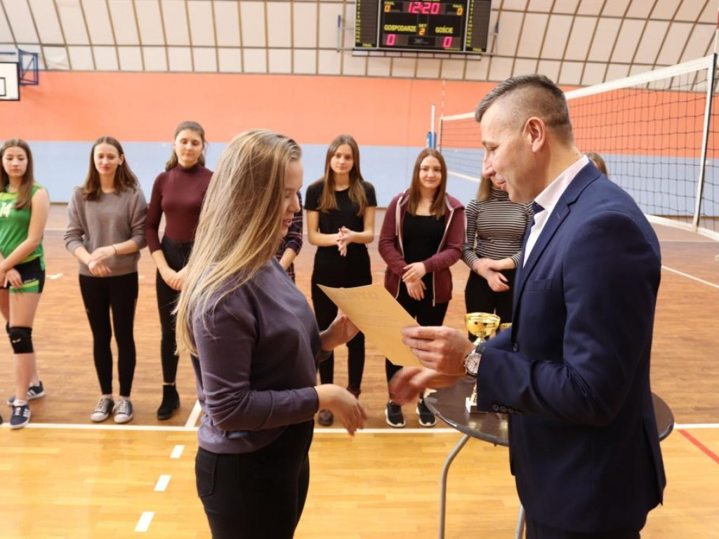 Turniej siatkówki w Komarówce z okazji dnia kobiet