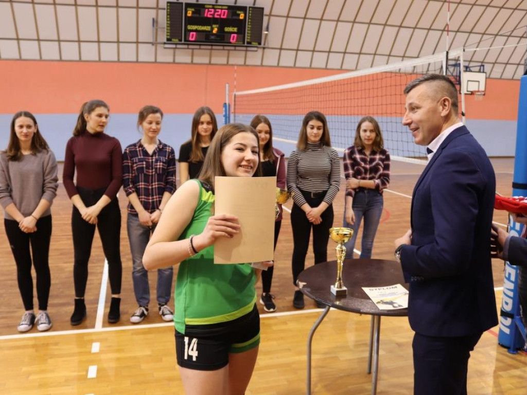 Turniej siatkówki w Komarówce z okazji dnia kobiet
