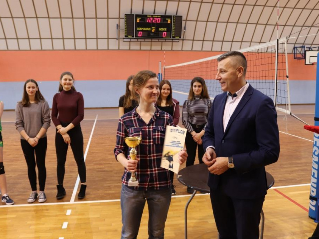Turniej siatkówki w Komarówce z okazji dnia kobiet