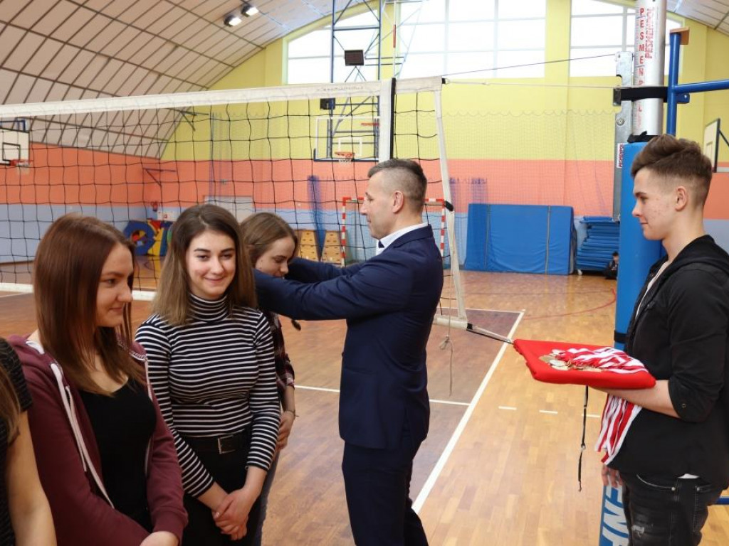 Turniej siatkówki w Komarówce z okazji dnia kobiet
