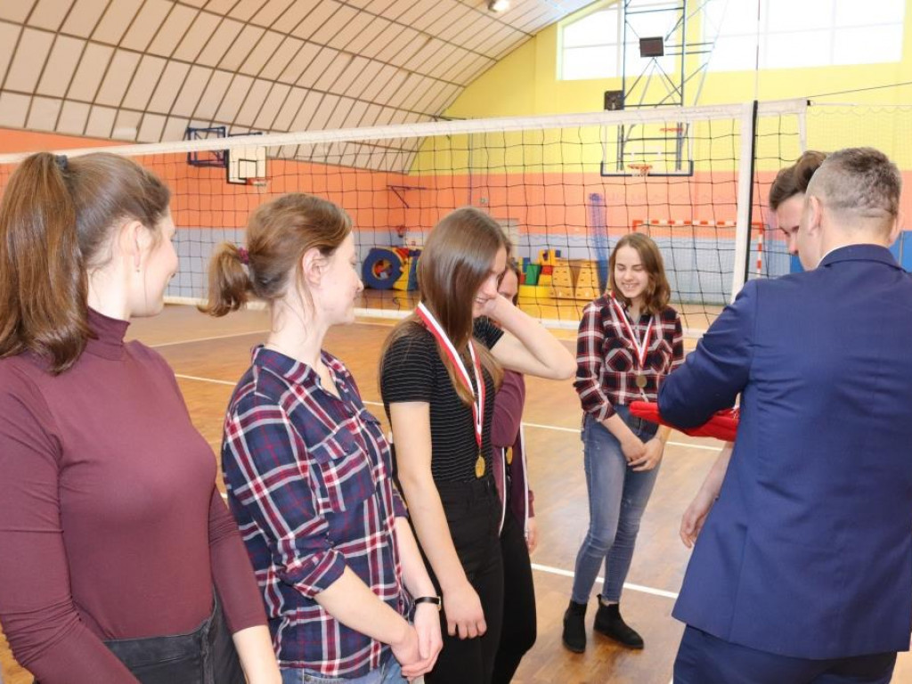 Turniej siatkówki w Komarówce z okazji dnia kobiet