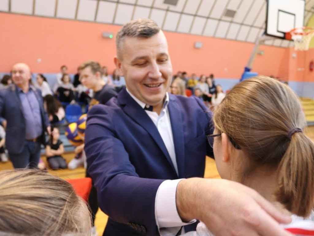 Turniej siatkówki w Komarówce z okazji dnia kobiet