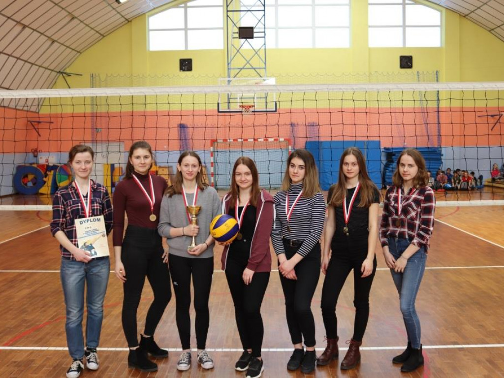 Turniej siatkówki w Komarówce z okazji dnia kobiet