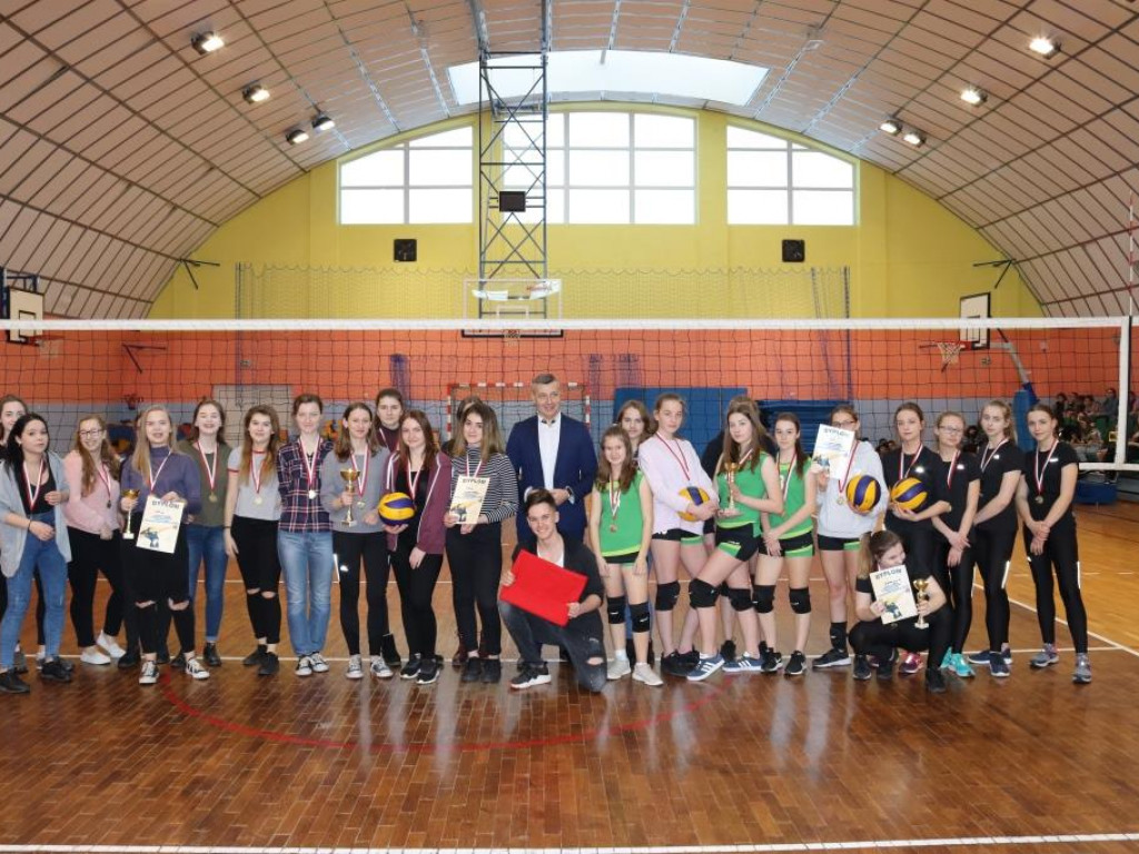 Turniej siatkówki w Komarówce z okazji dnia kobiet