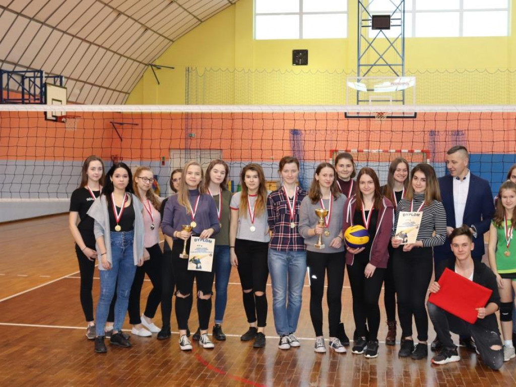 Turniej siatkówki w Komarówce z okazji dnia kobiet