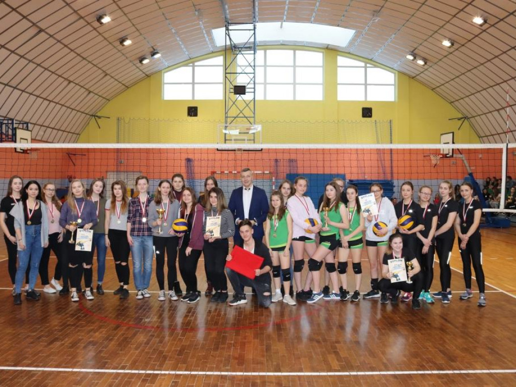 Turniej siatkówki w Komarówce z okazji dnia kobiet