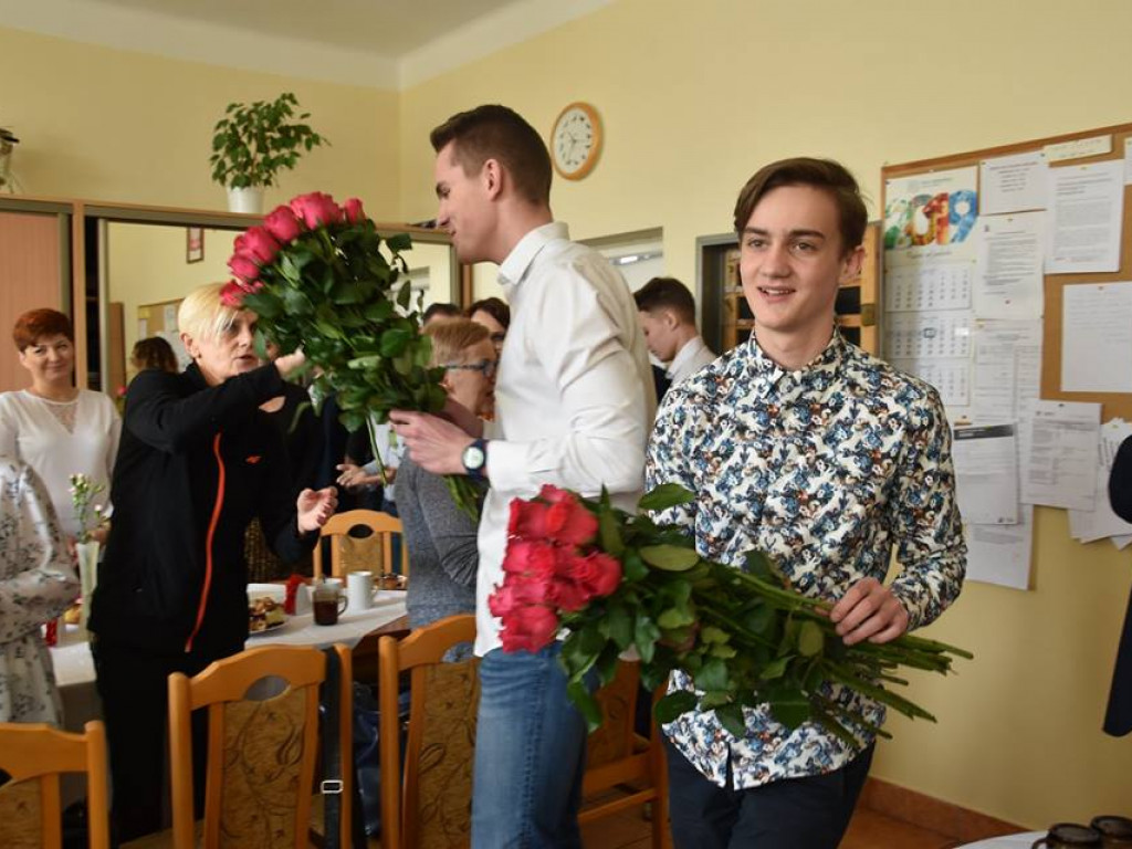 Dzień kobiet w I LO w Radzyniu - zdjęcia