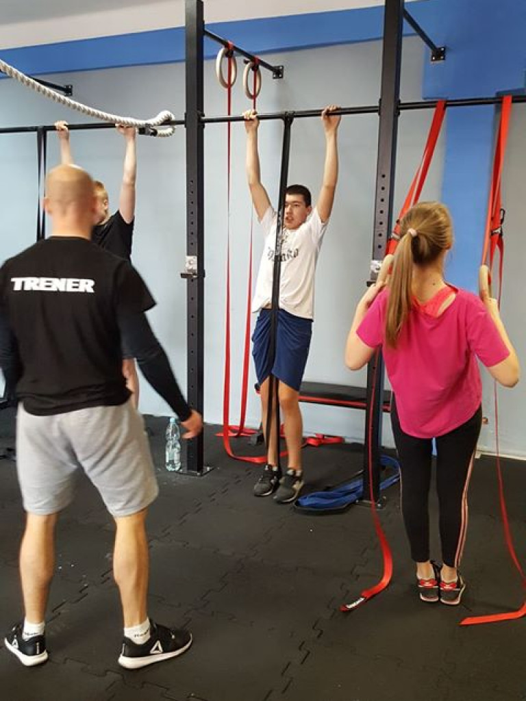 Dzieci i młodzież z Brzostówca na zajęciach w siłowni