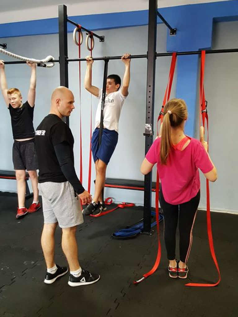 Dzieci i młodzież z Brzostówca na zajęciach w siłowni