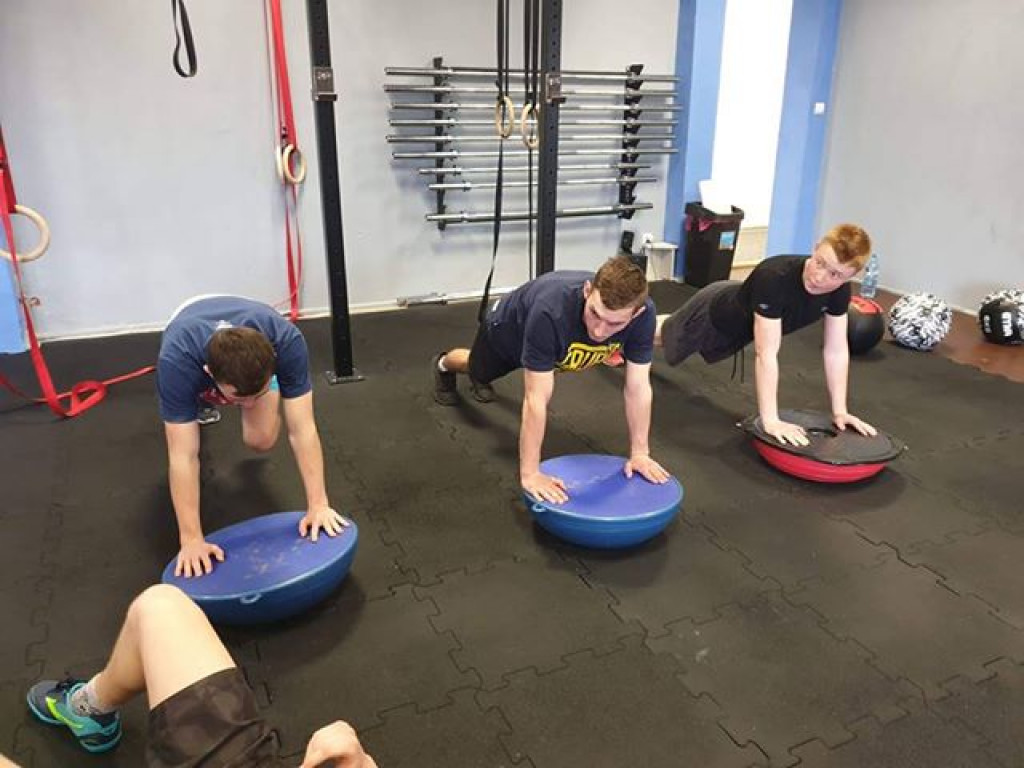 Dzieci i młodzież z Brzostówca na zajęciach w siłowni