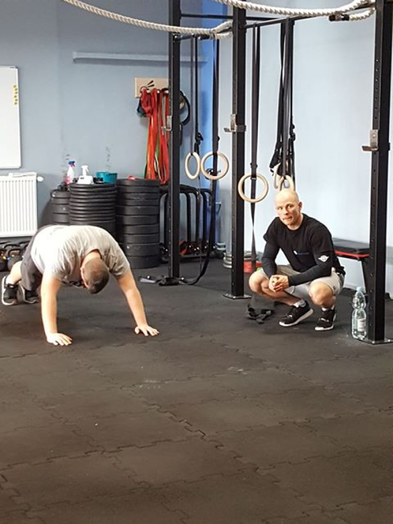 Dzieci i młodzież z Brzostówca na zajęciach w siłowni