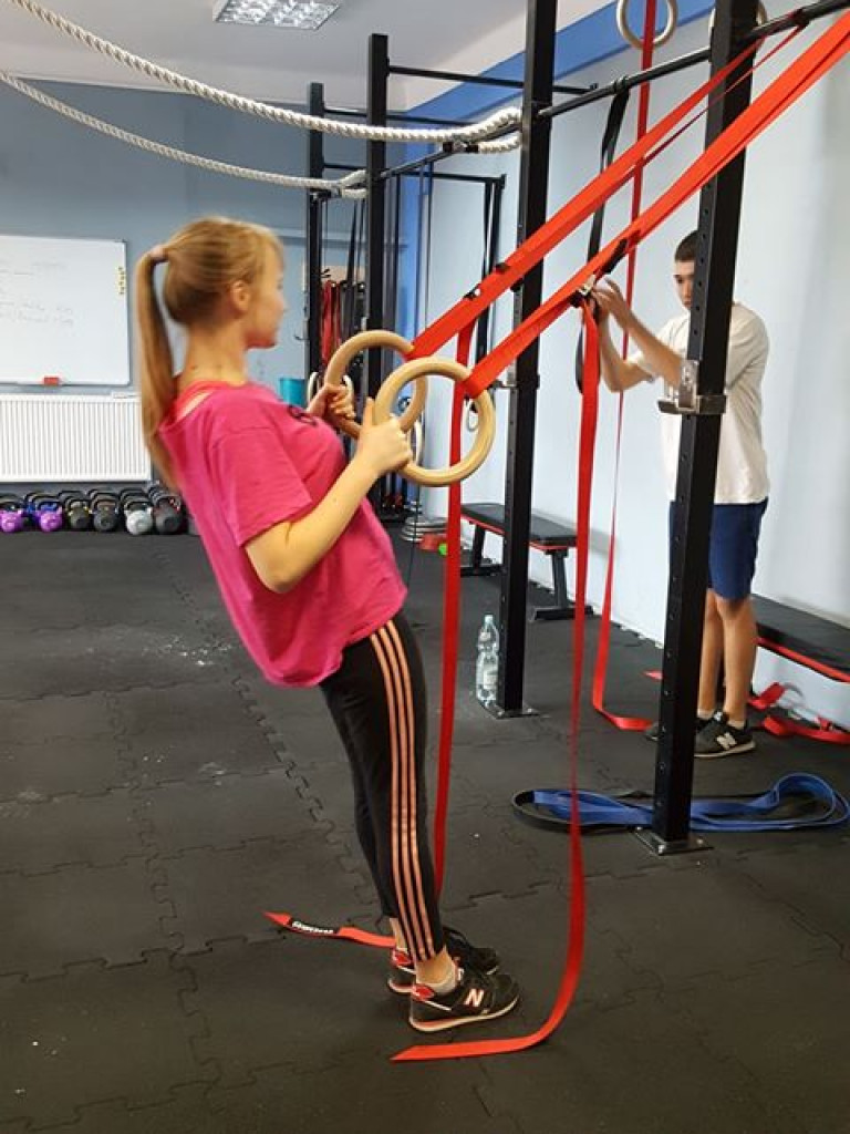 Dzieci i młodzież z Brzostówca na zajęciach w siłowni