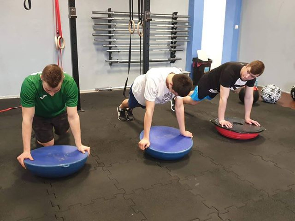 Dzieci i młodzież z Brzostówca na zajęciach w siłowni