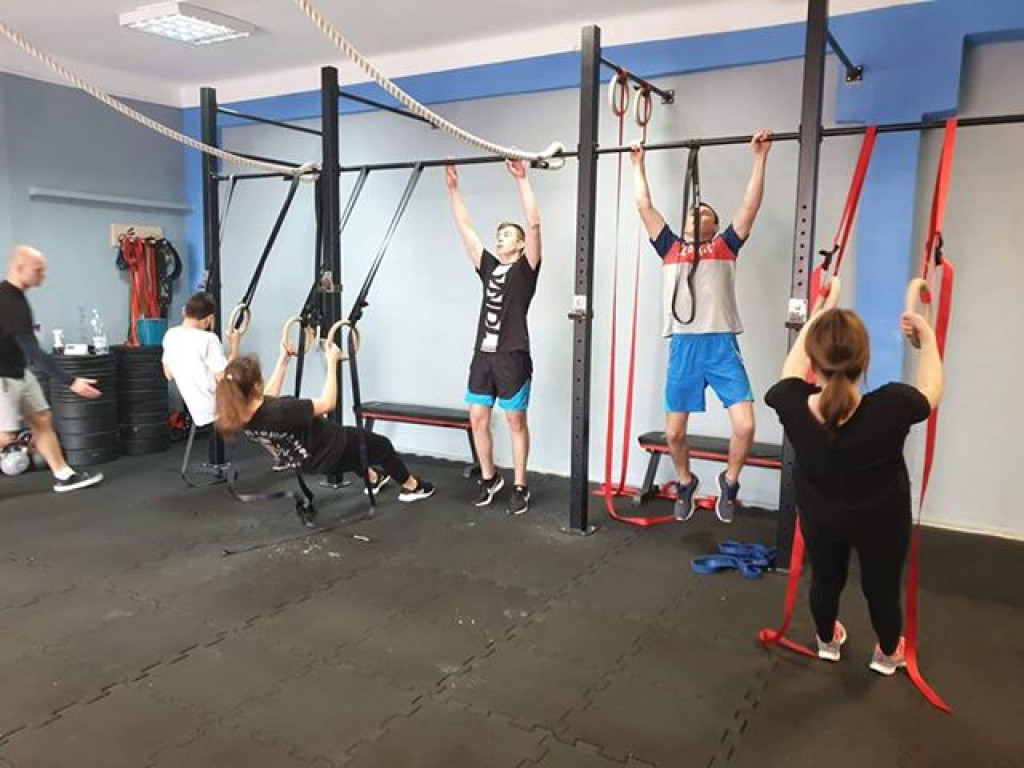 Dzieci i młodzież z Brzostówca na zajęciach w siłowni