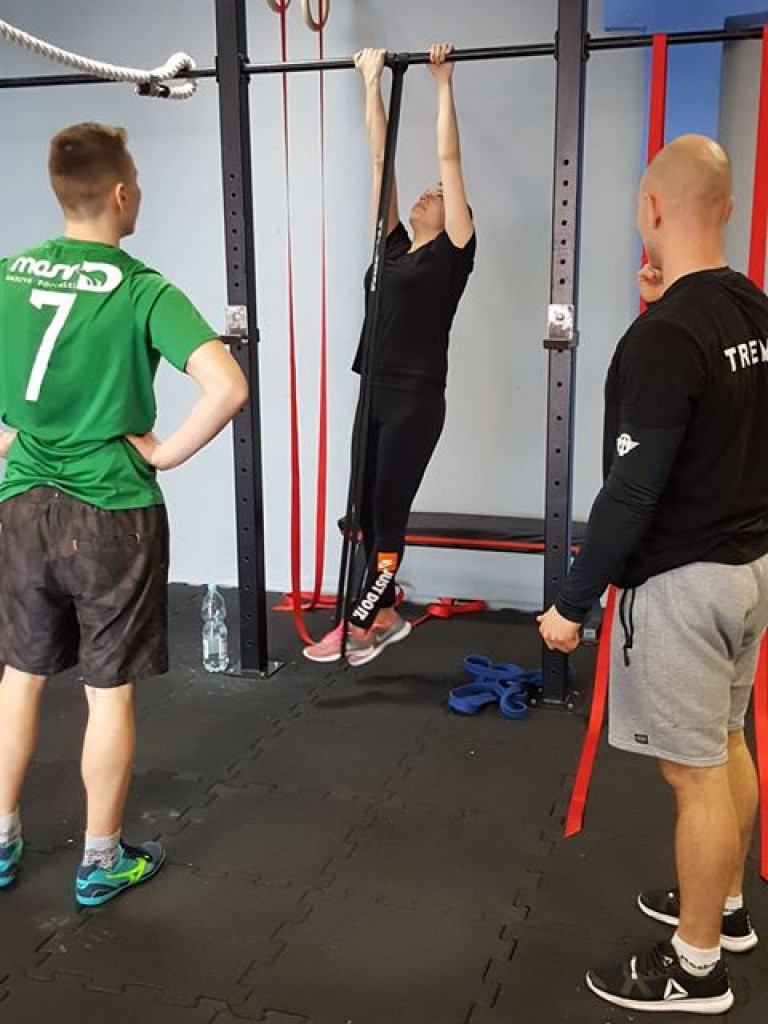 Dzieci i młodzież z Brzostówca na zajęciach w siłowni