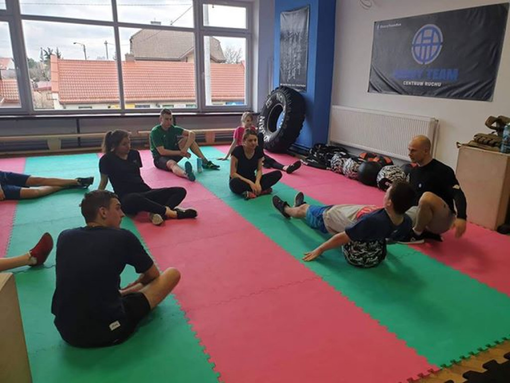 Dzieci i młodzież z Brzostówca na zajęciach w siłowni