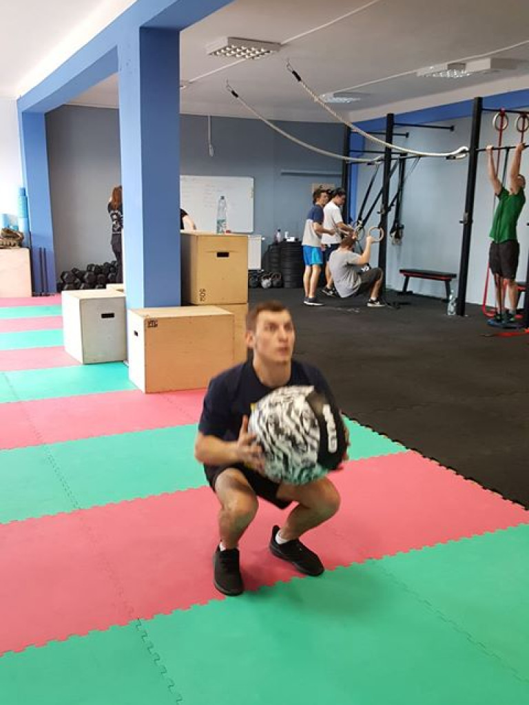 Dzieci i młodzież z Brzostówca na zajęciach w siłowni