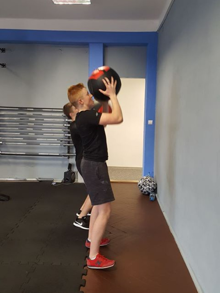 Dzieci i młodzież z Brzostówca na zajęciach w siłowni