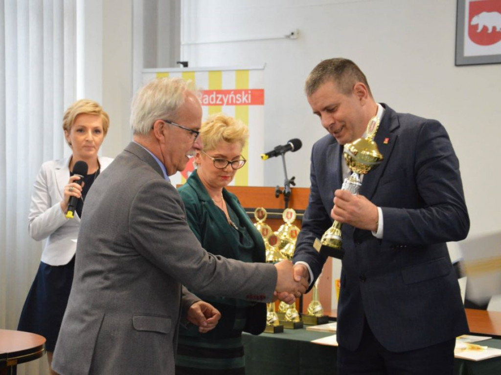 Sportowcy nagrodzeni na sesji Rady Powiatu
