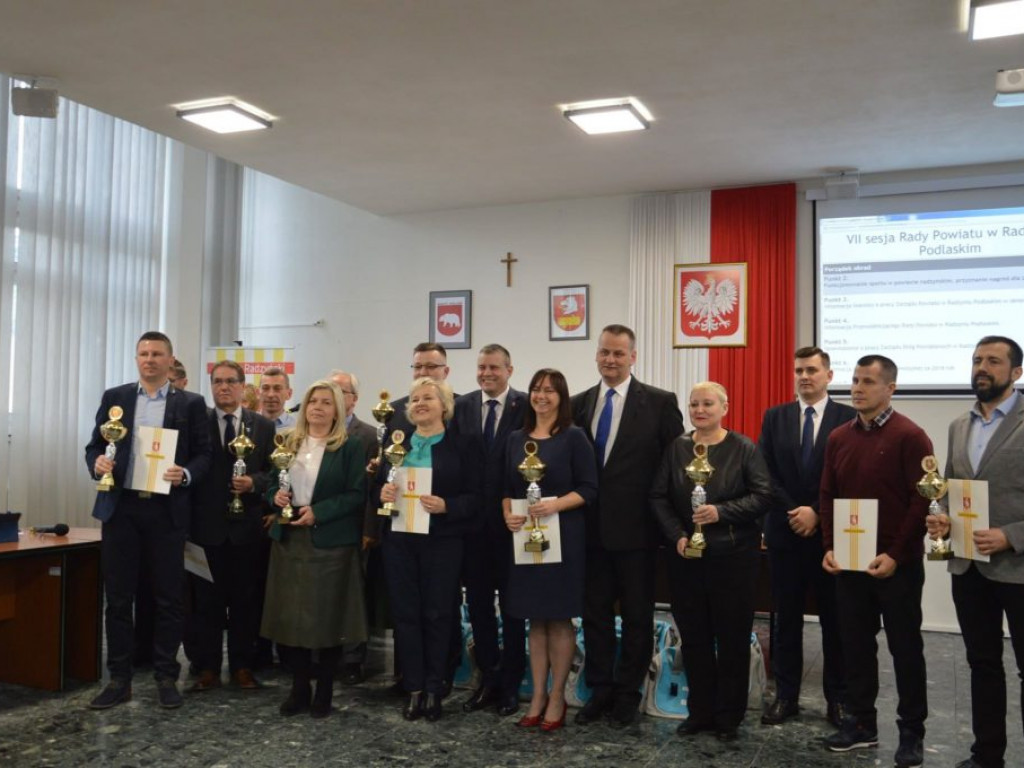 Sportowcy nagrodzeni na sesji Rady Powiatu