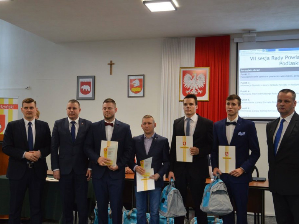 Sportowcy nagrodzeni na sesji Rady Powiatu