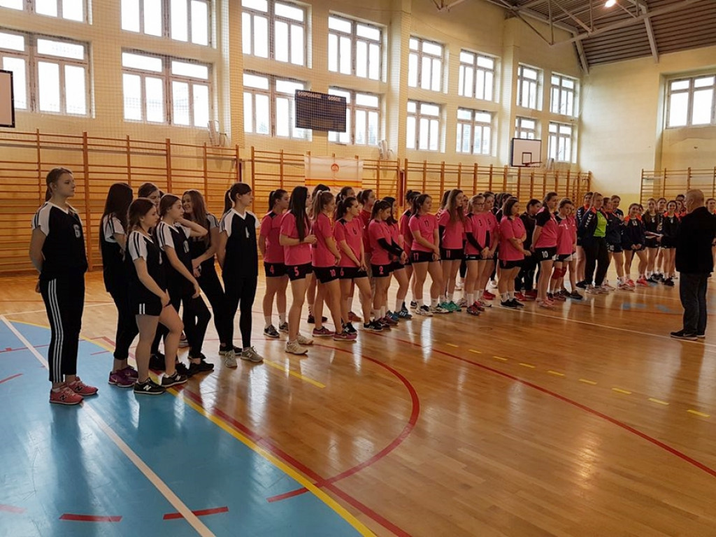 Dziewczyny z radzyńskiego LO na III miejscu w zawodach piłki ręcznej