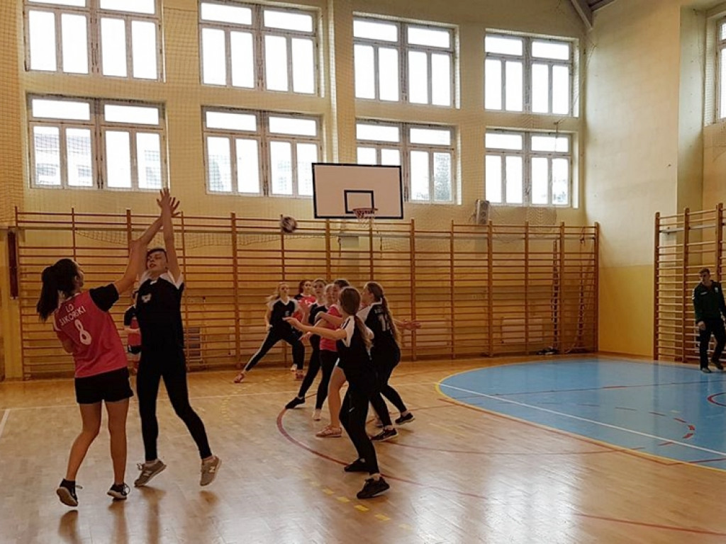 Dziewczyny z radzyńskiego LO na III miejscu w zawodach piłki ręcznej