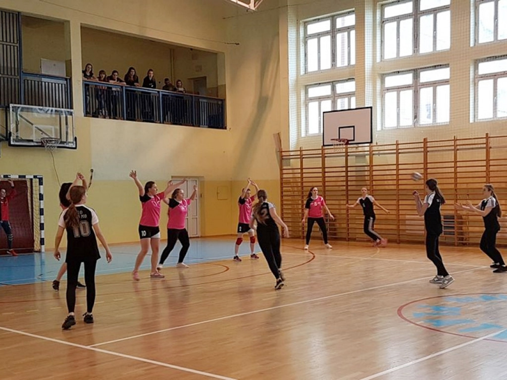 Dziewczyny z radzyńskiego LO na III miejscu w zawodach piłki ręcznej