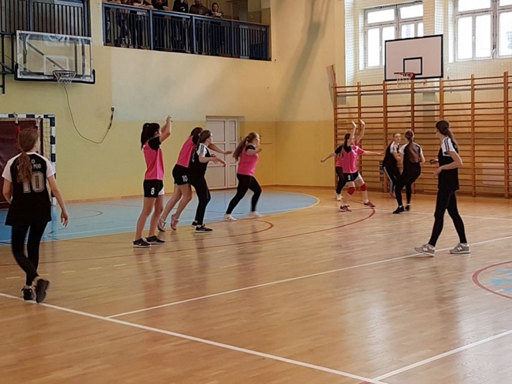 Dziewczyny z radzyńskiego LO na III miejscu w zawodach piłki ręcznej