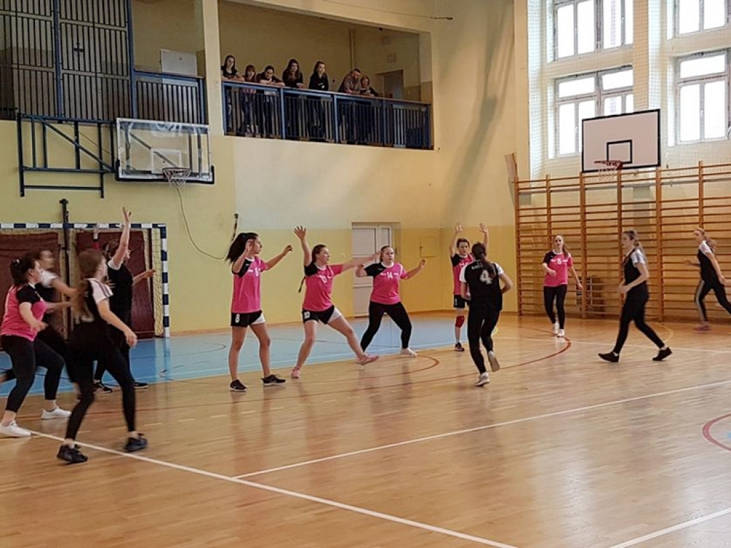 Dziewczyny z radzyńskiego LO na III miejscu w zawodach piłki ręcznej