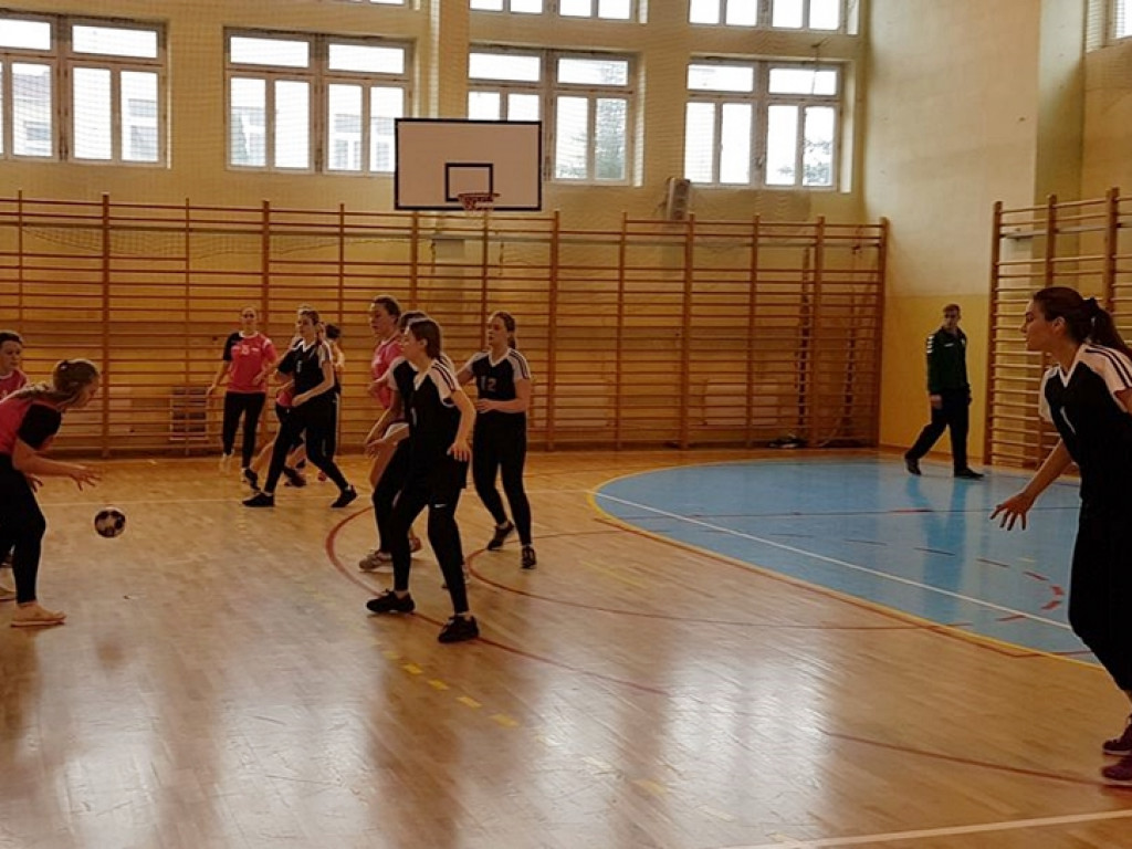 Dziewczyny z radzyńskiego LO na III miejscu w zawodach piłki ręcznej