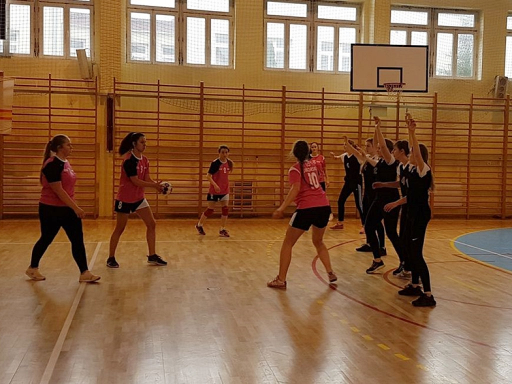 Dziewczyny z radzyńskiego LO na III miejscu w zawodach piłki ręcznej