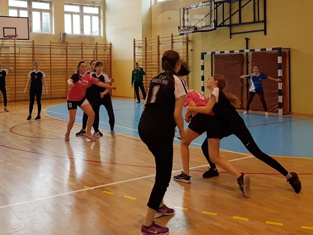 Dziewczyny z radzyńskiego LO na III miejscu w zawodach piłki ręcznej