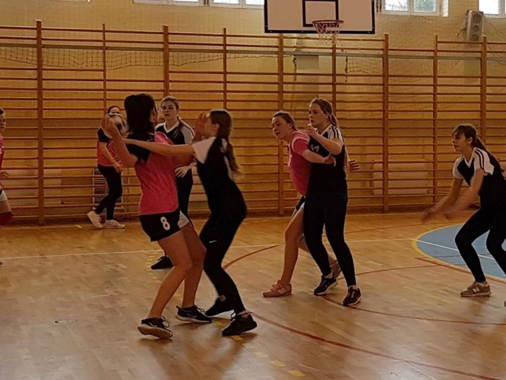 Dziewczyny z radzyńskiego LO na III miejscu w zawodach piłki ręcznej