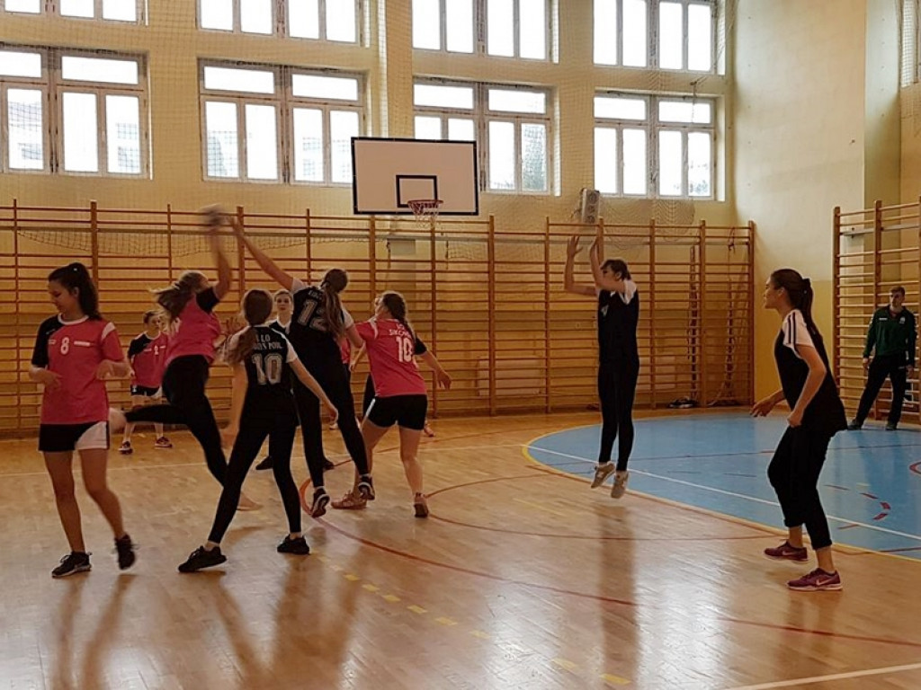 Dziewczyny z radzyńskiego LO na III miejscu w zawodach piłki ręcznej