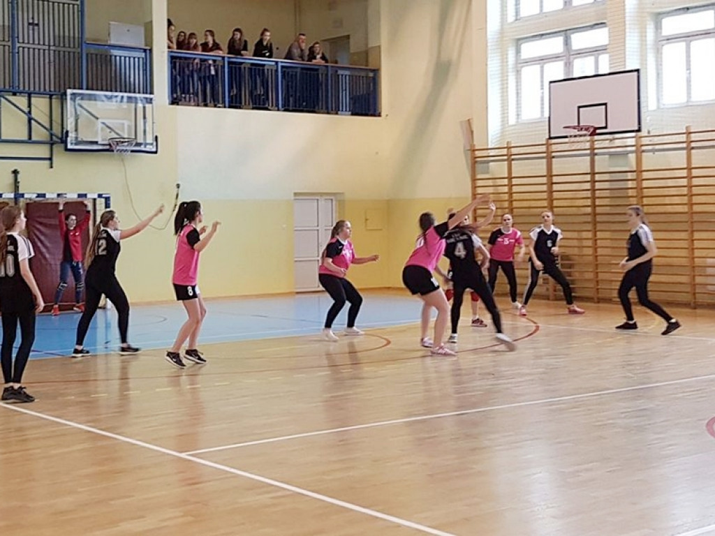 Dziewczyny z radzyńskiego LO na III miejscu w zawodach piłki ręcznej