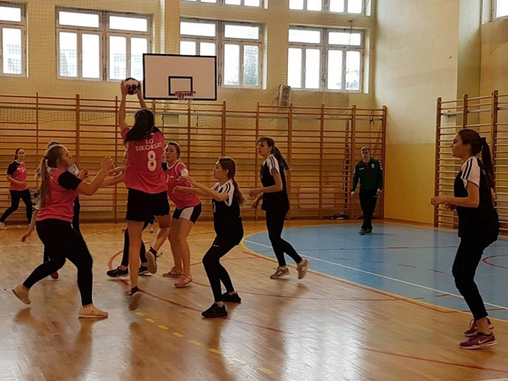 Dziewczyny z radzyńskiego LO na III miejscu w zawodach piłki ręcznej