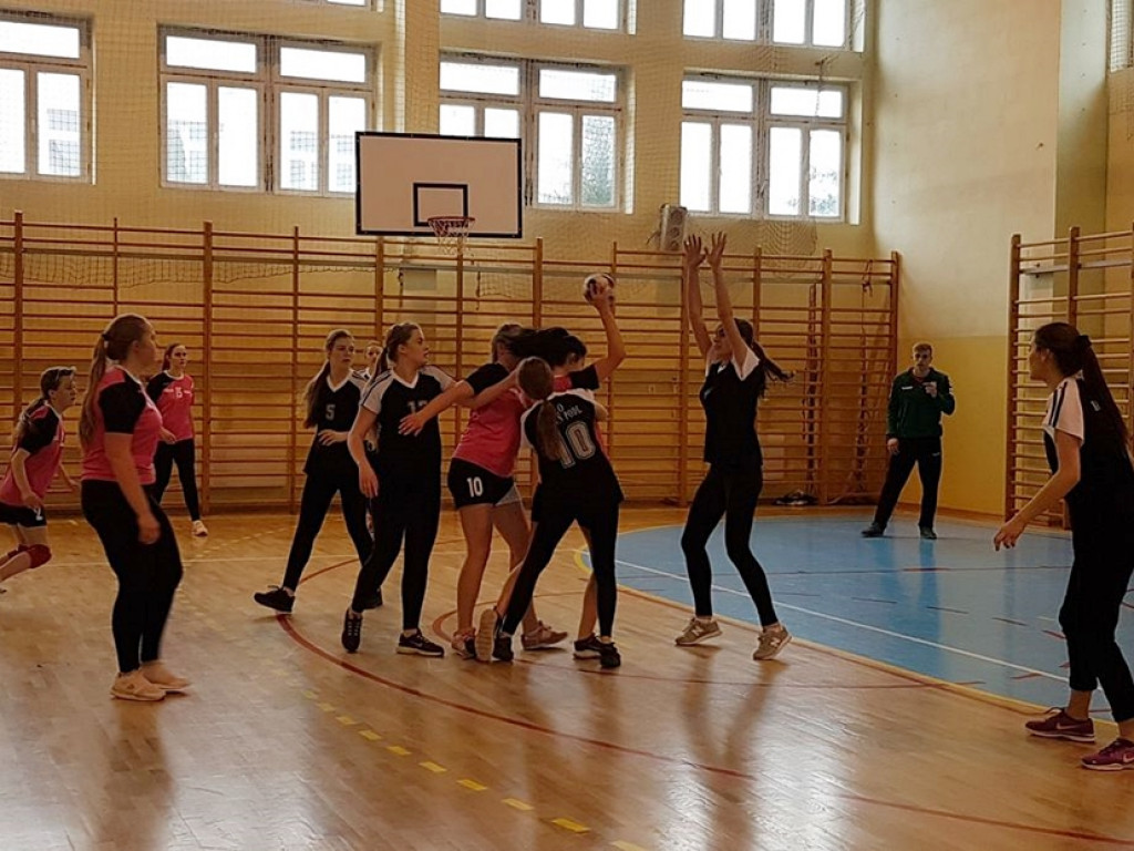 Dziewczyny z radzyńskiego LO na III miejscu w zawodach piłki ręcznej