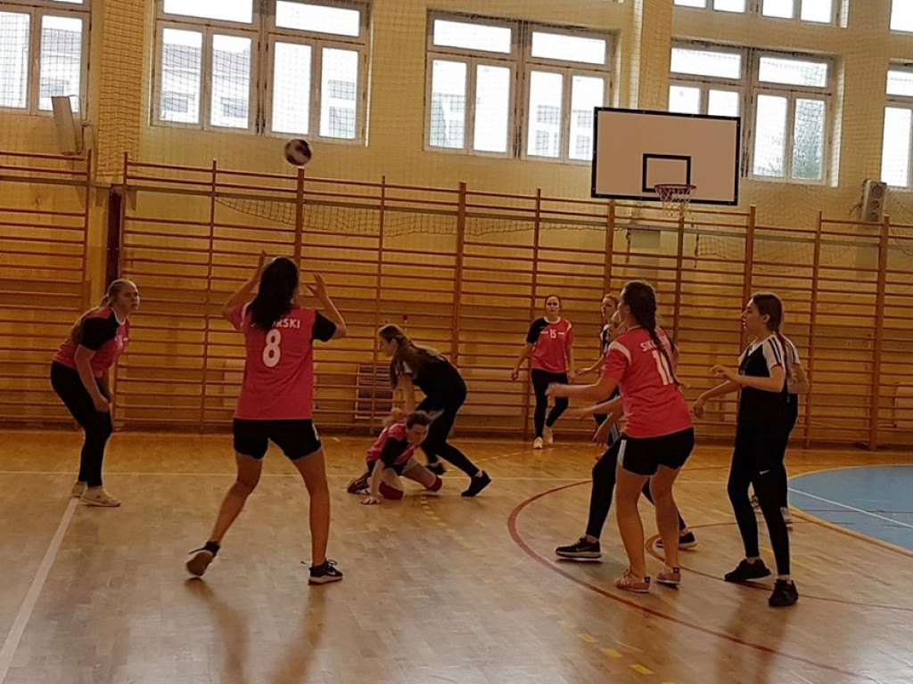 Dziewczyny z radzyńskiego LO na III miejscu w zawodach piłki ręcznej