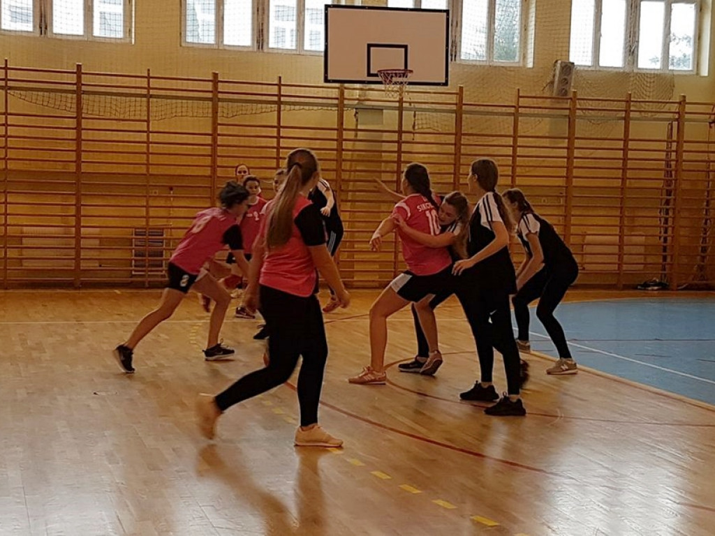 Dziewczyny z radzyńskiego LO na III miejscu w zawodach piłki ręcznej